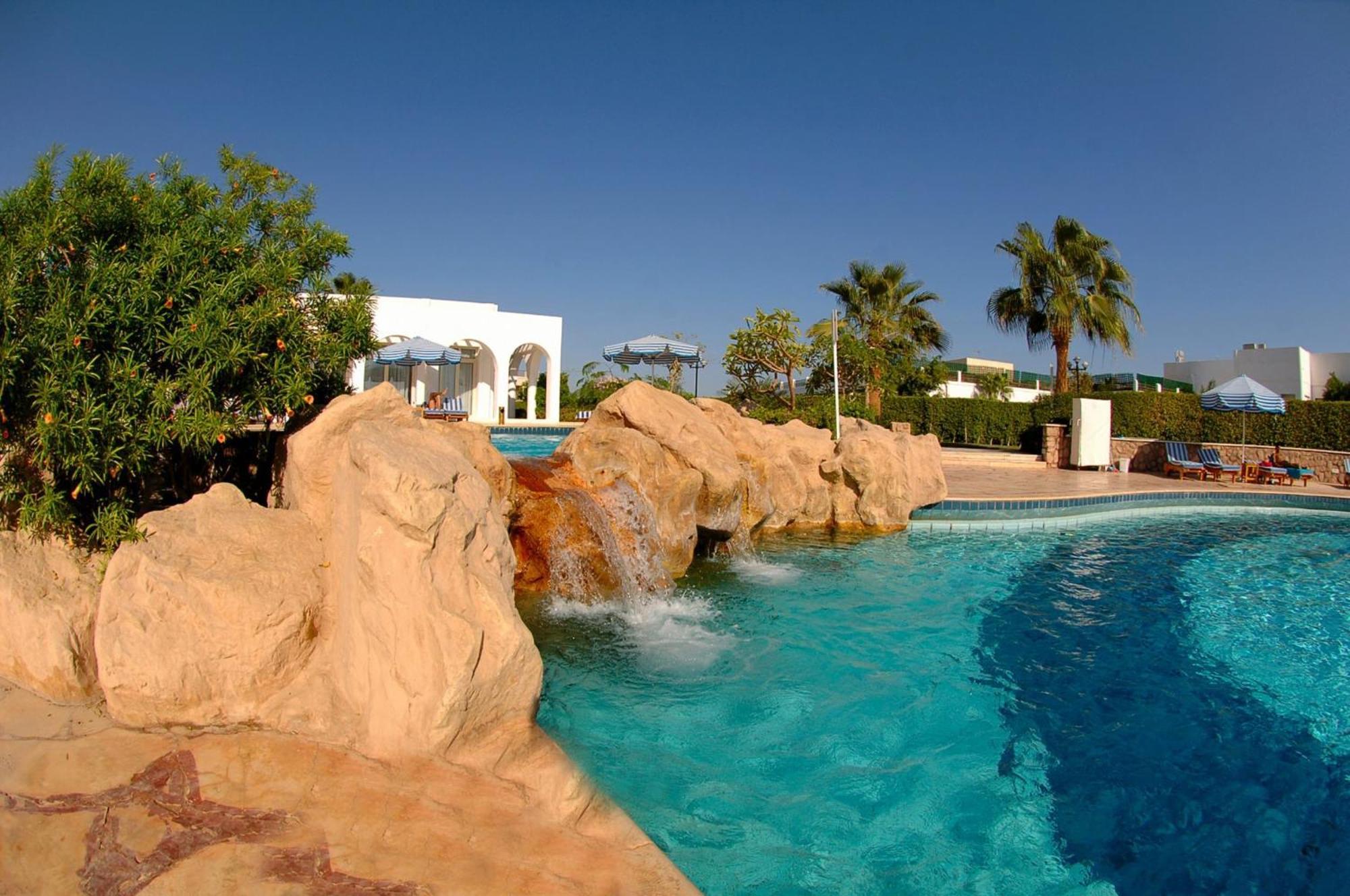 Safir Sharm Waterfalls Resort Bagian luar foto The swimming pool at the hotel